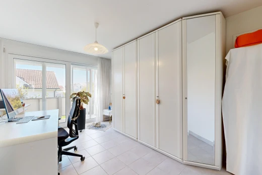 büro mit pendelleuchte, light floor, fernseher, tile floor, und fliesenboden