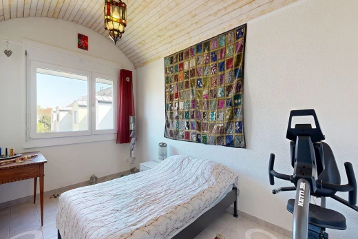 zimmer / schlafzimmer mit high end ceiling, dachschräge, vaulted ceiling, sockelleisten, und baseboards wall