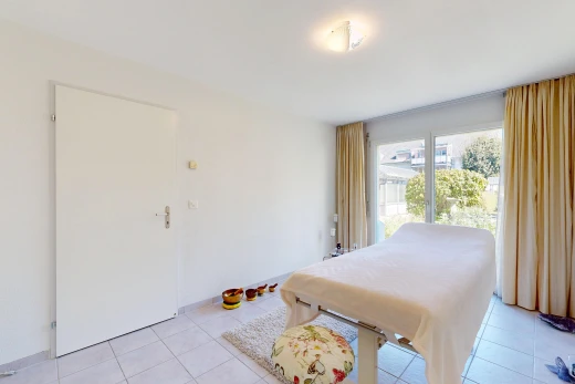 zimmer / schlafzimmer mit drywall, gipskartonwand, light floor, außenzugang, und inside property