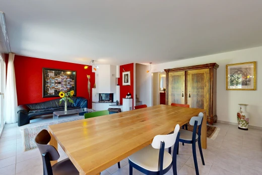 wohn- / esszimmer mit drywall, gipskartonwand, treppen, inside property, und light floor