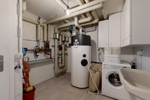 wäschekammer mit wasserkocher, tumbler, wäscherei, inside property, und light floor
