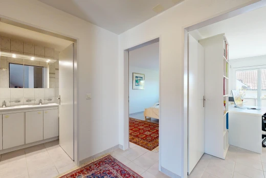 halle / korridor mit light floor, inside property, drywall, gipskartonwand, und tile floor