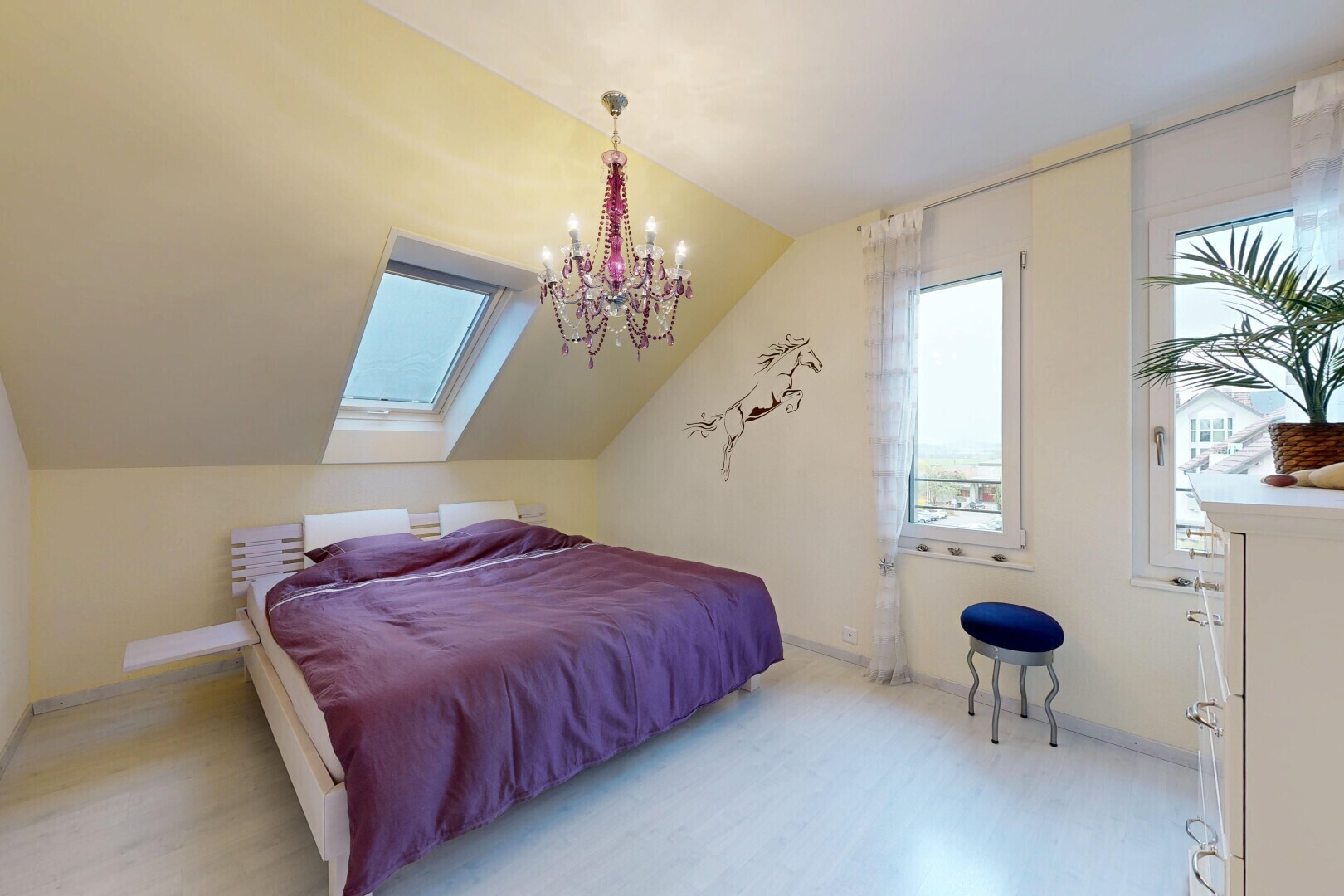 zimmer / schlafzimmer mit wood finish floor, holzfußboden, inside property, drywall, und gipskartonwand