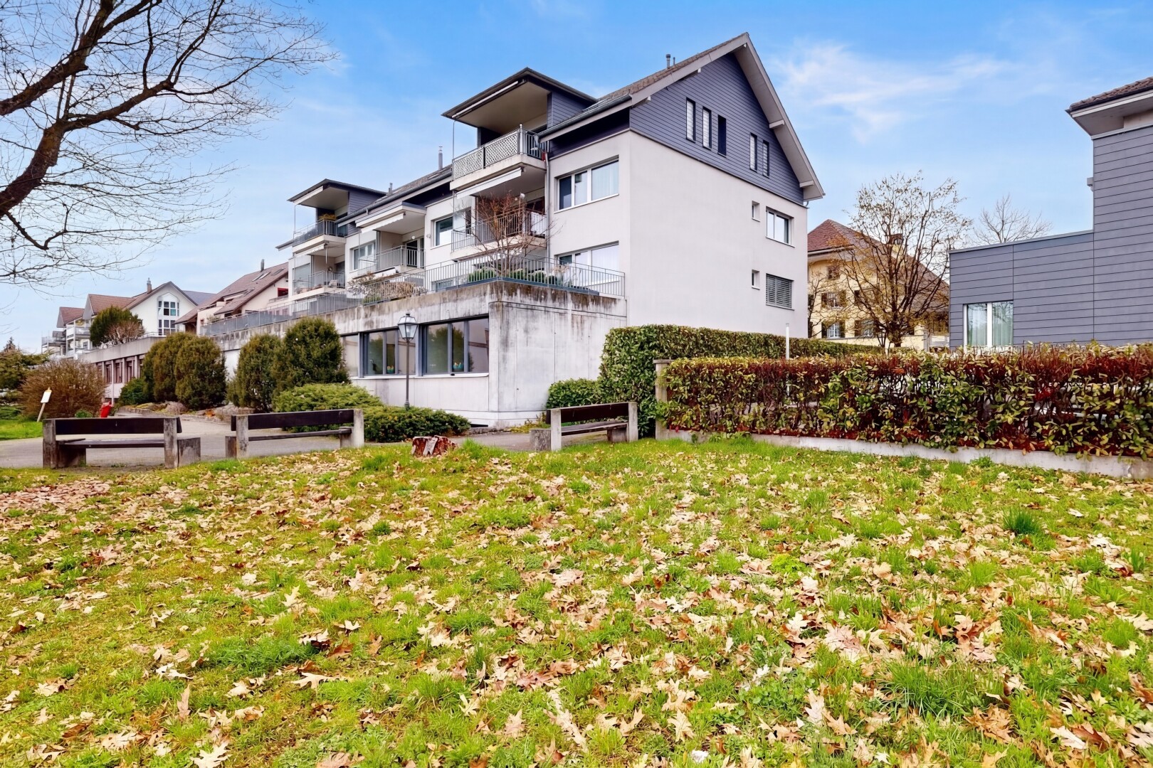 außenansicht mit balkon, rasen, und day time