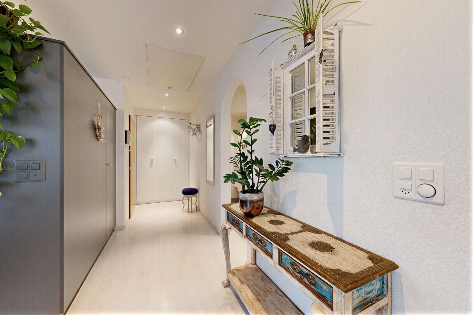halle / korridor mit inside property, gipskartonwand, drywall, einbauleuchten, und recessed lighting
