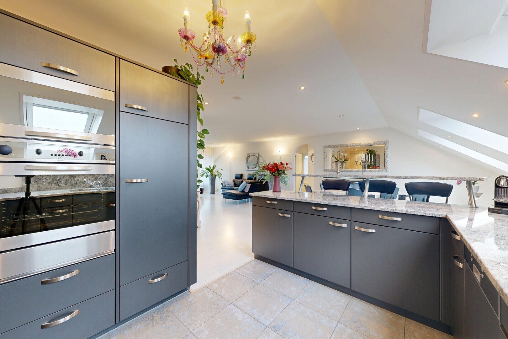 küche mit ofen, öffnet sich zum wohnraum, opens to living area, light countertops, und schränke mit flachen paneelen