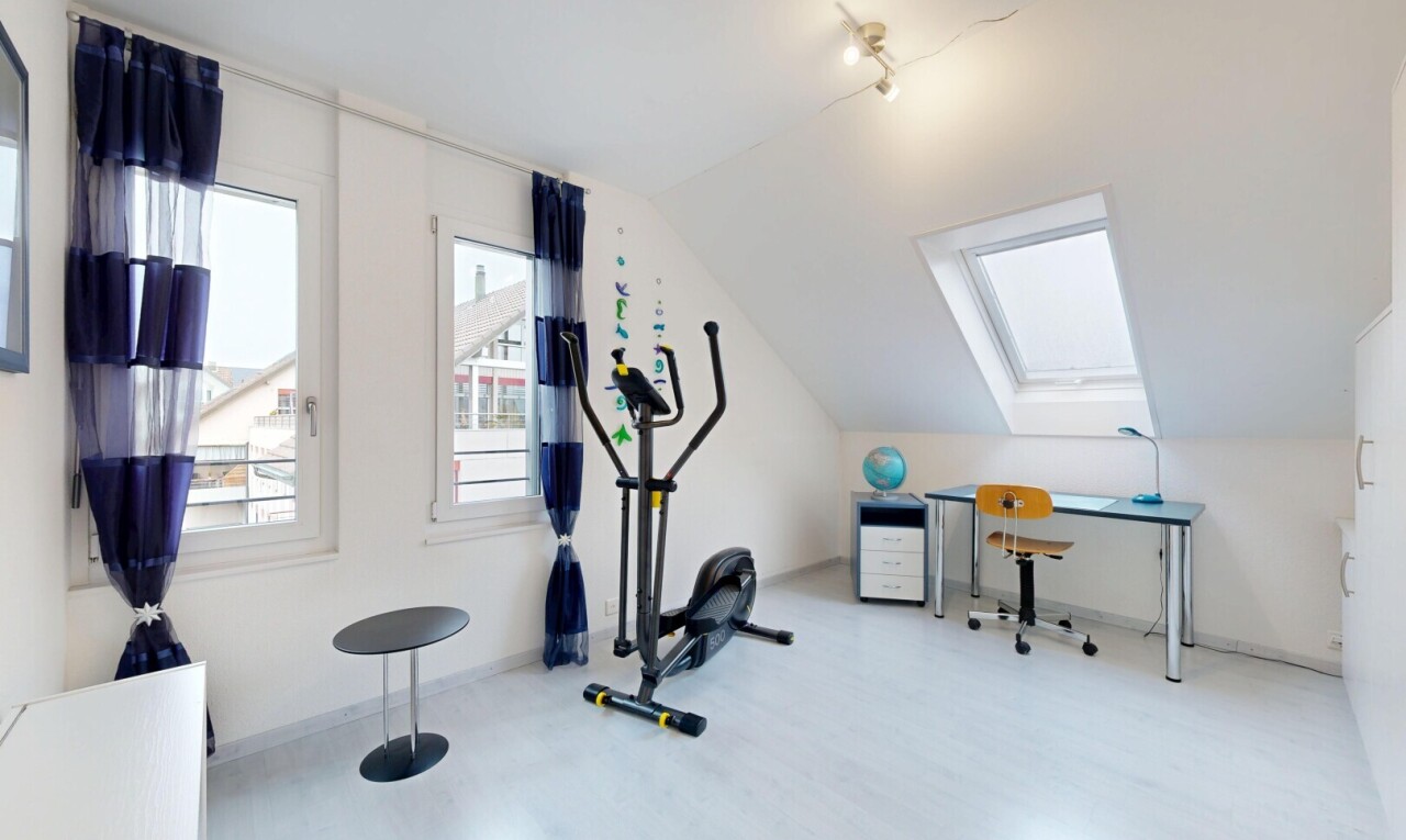 fitnessstudio mit zusätzliches zimmer, drywall, gipskartonwand, vaulted ceiling, und dachschräge