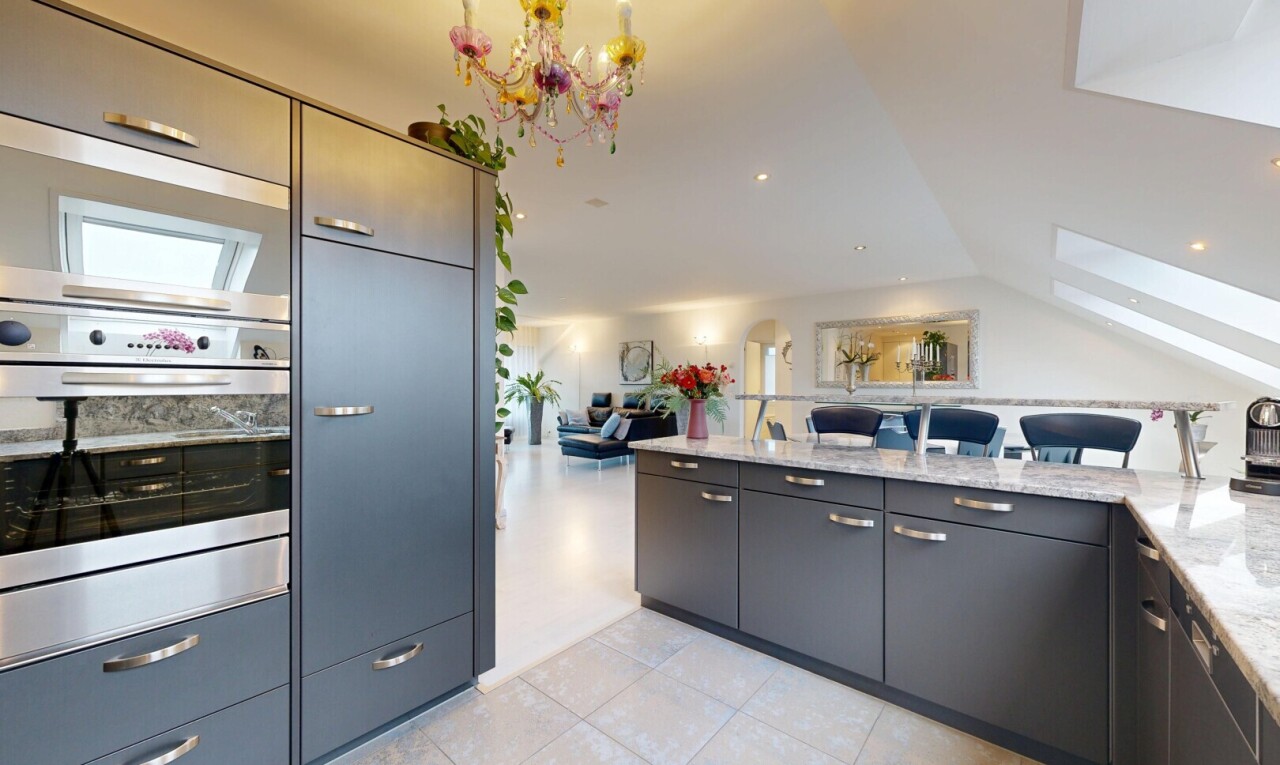 küche mit ofen, öffnet sich zum wohnraum, opens to living area, light countertops, und schränke mit flachen paneelen