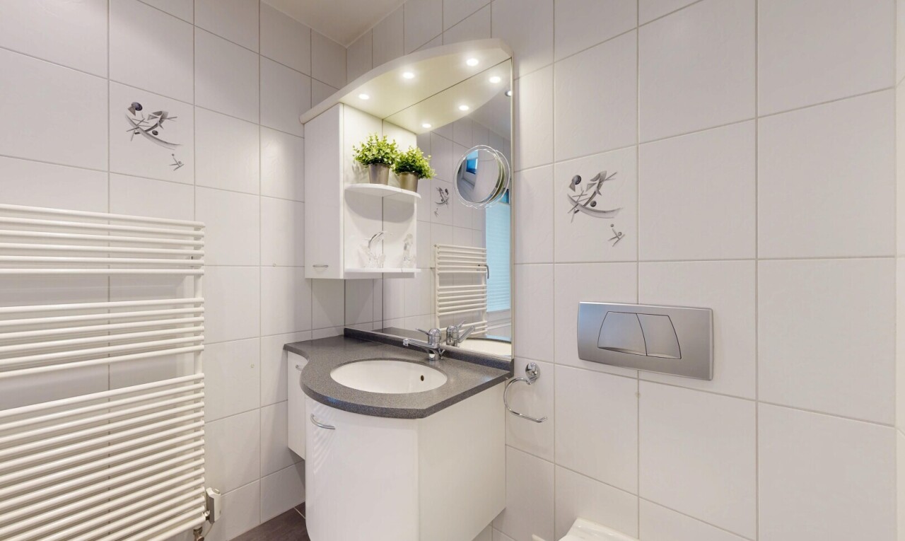 bad mit handtuchwärmer, kühler, fliesenwand, tile wall, und schminktisch