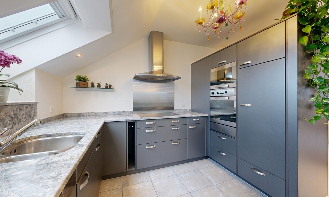 küche mit graue schränke, gray cabinets, dunstabzugshaube, dachfenster, und light countertops