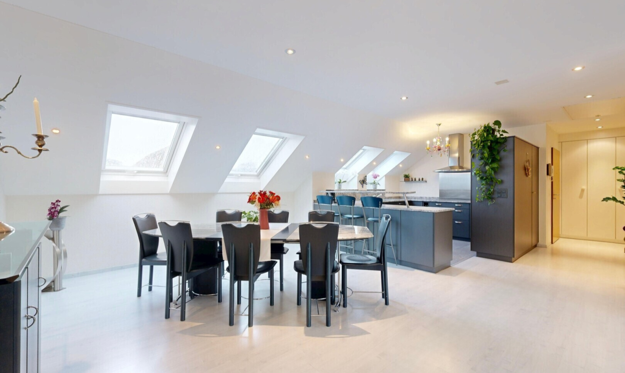esszimmer mit light floor, inside property, bemerkenswerter kronleuchter, recessed lighting, und einbauleuchten