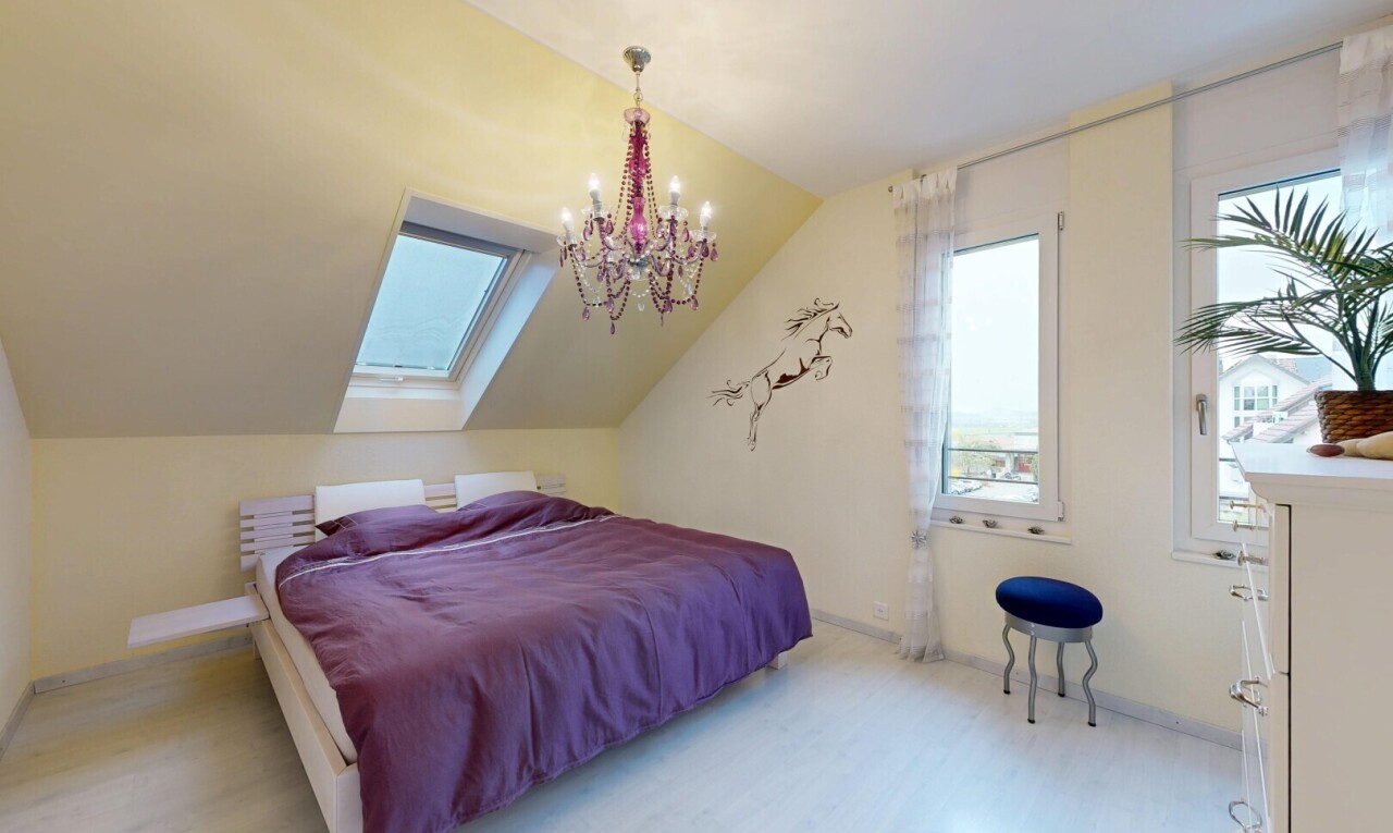 zimmer / schlafzimmer mit wood finish floor, holzfußboden, inside property, drywall, und gipskartonwand