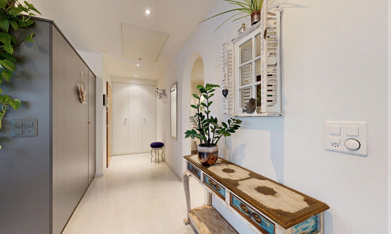 halle / korridor mit inside property, gipskartonwand, drywall, einbauleuchten, und recessed lighting