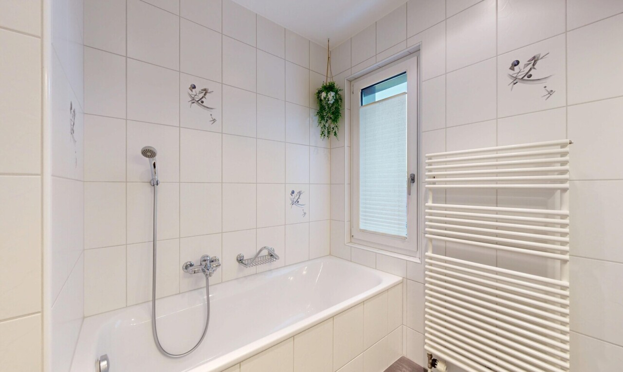 bad mit kühler, handtuchwärmer, bad, fliesenwand, und tile wall