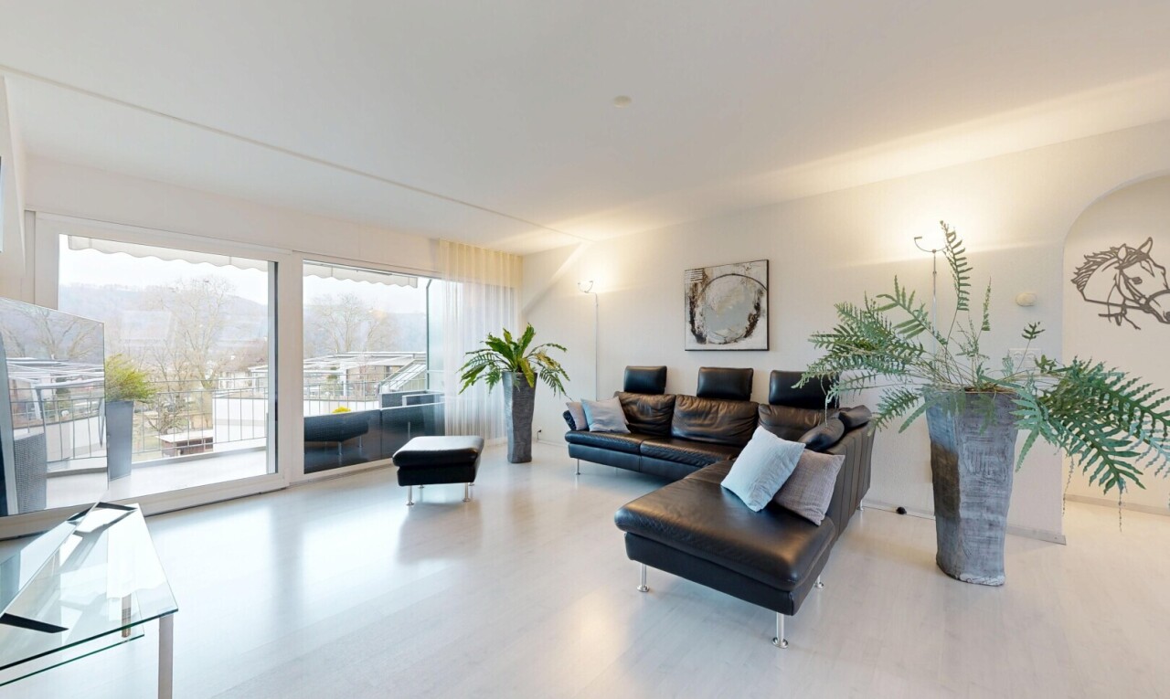 wohnzimmer mit inside property, fernseher, gipskartonwand, drywall, und natürliches licht