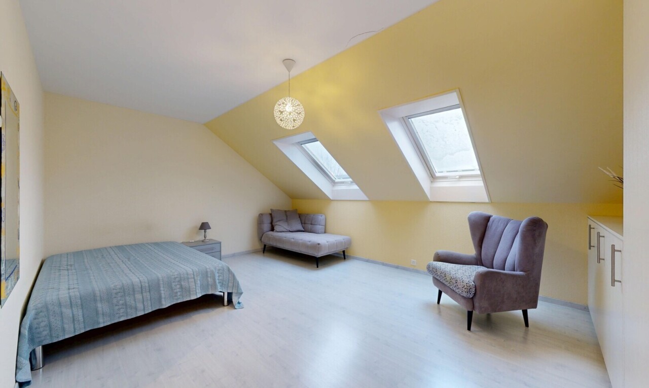 zimmer / schlafzimmer mit low ceiling, niedrige decke, inside property, drywall, und gipskartonwand