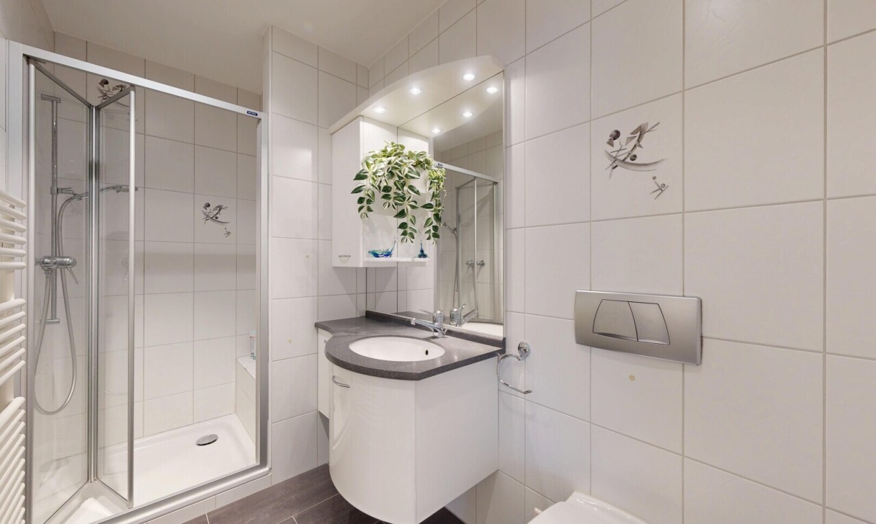 bad mit fliesenwand, tile wall, handtuchwärmer, schminktisch, und komplettes badezimmer