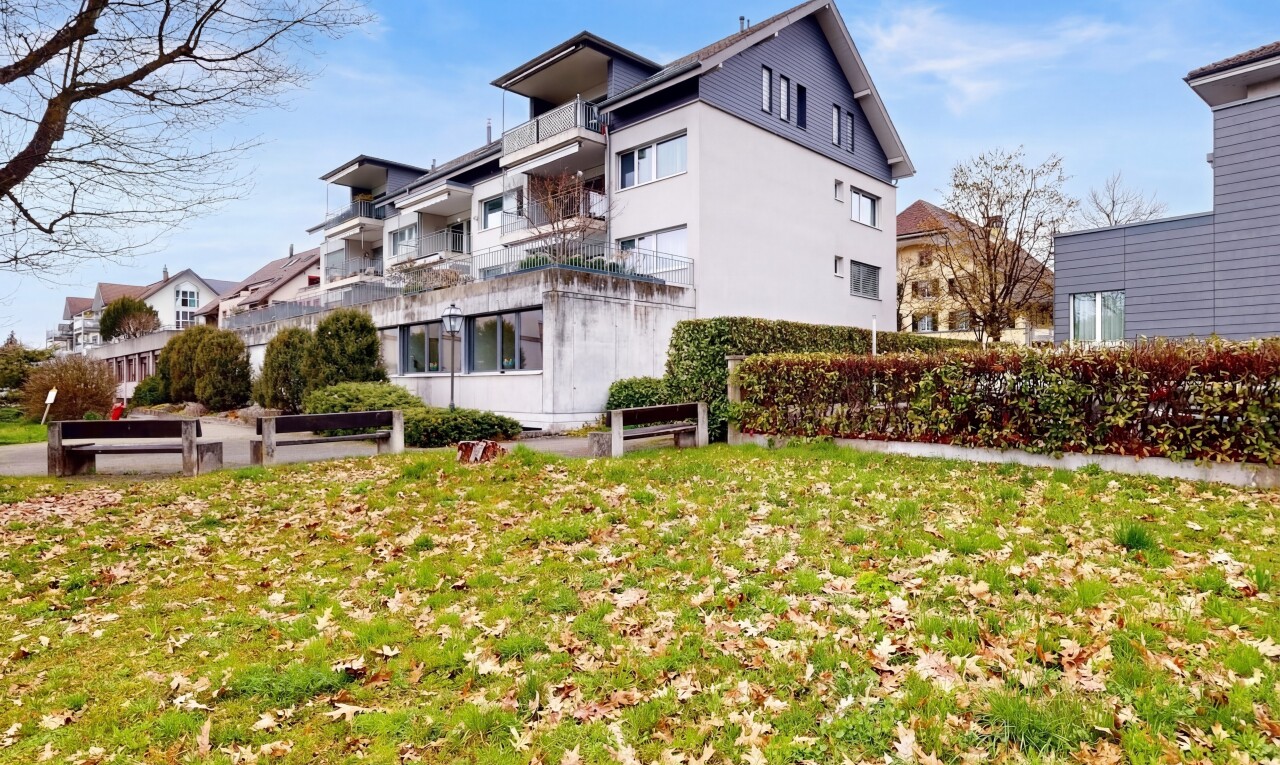 außenansicht mit balkon, rasen, und day time