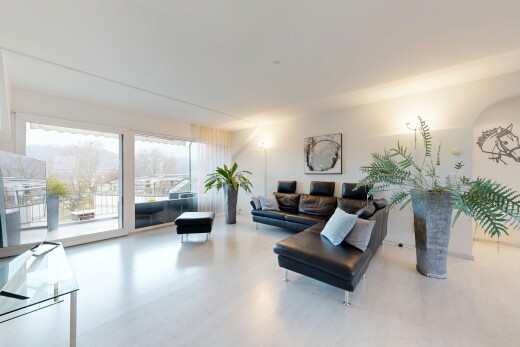 salon avec inside property, télévision, cloison sèche, drywall, et lumière naturelle