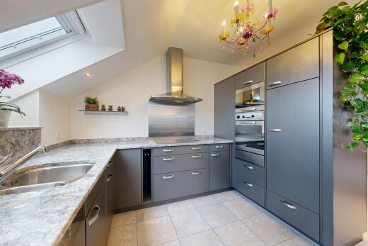 cuisine avec armoires grises, gray cabinets, hotte, puits de lumière, et light countertops