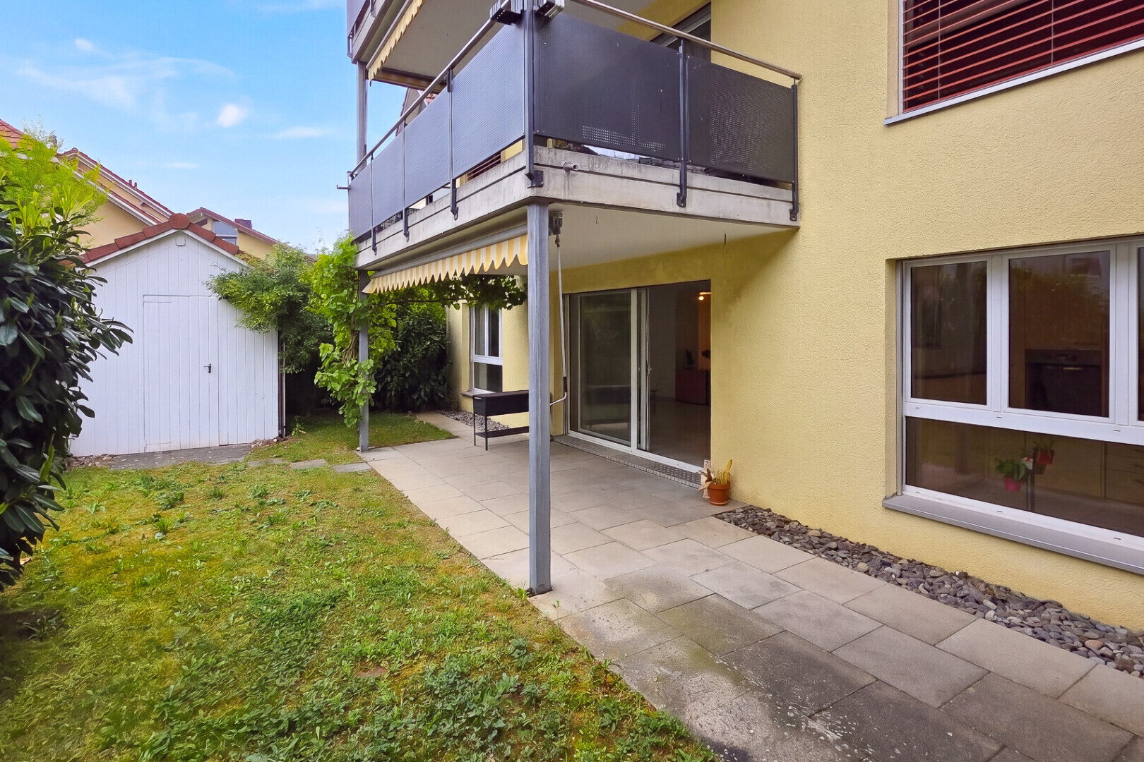terrasse avec abri, structure extérieure, terrasse, day time, et balcon