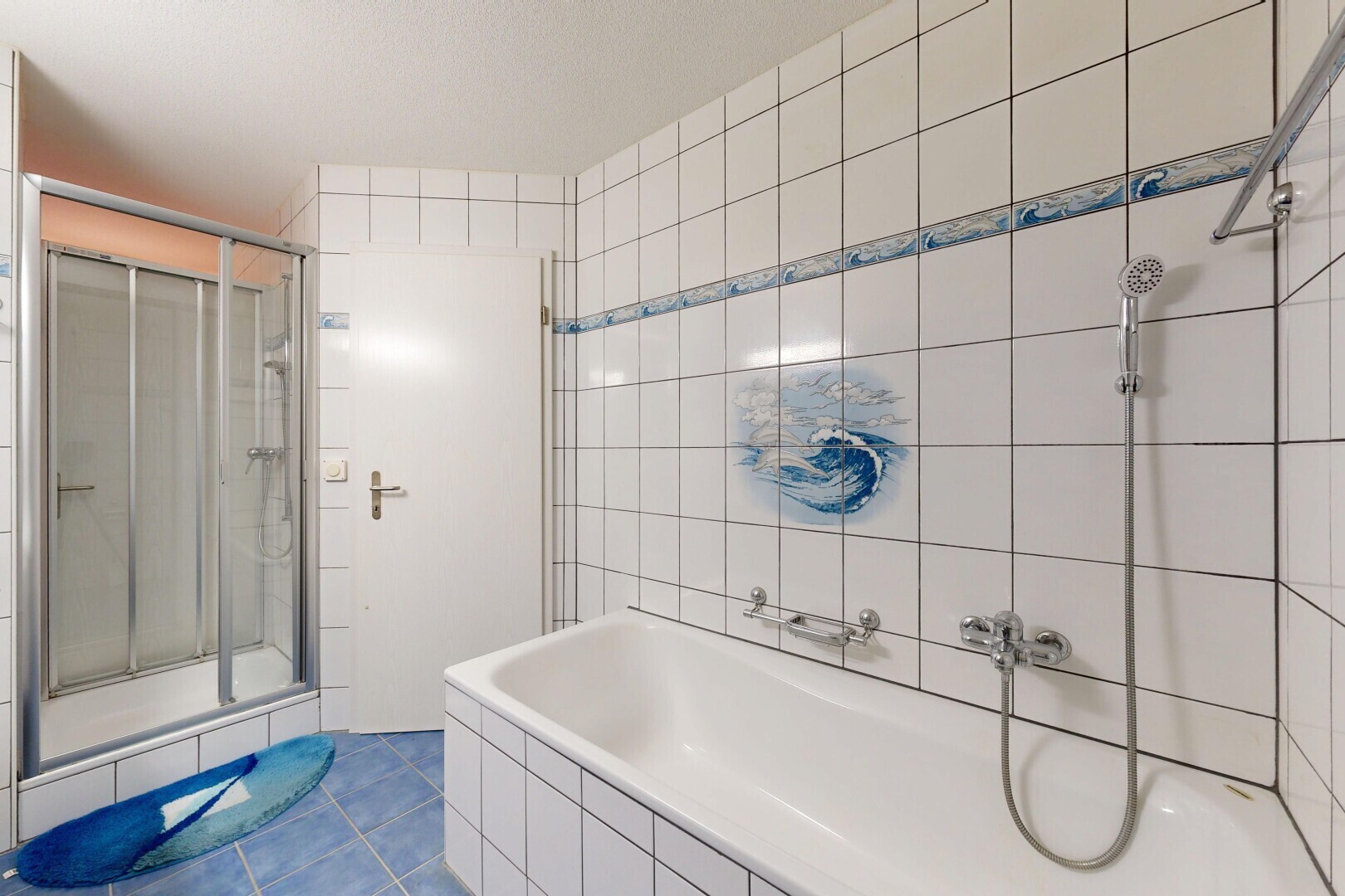 salle de bains avec douche, tile wall, mur en carrelage, salle de bain complète, et bain