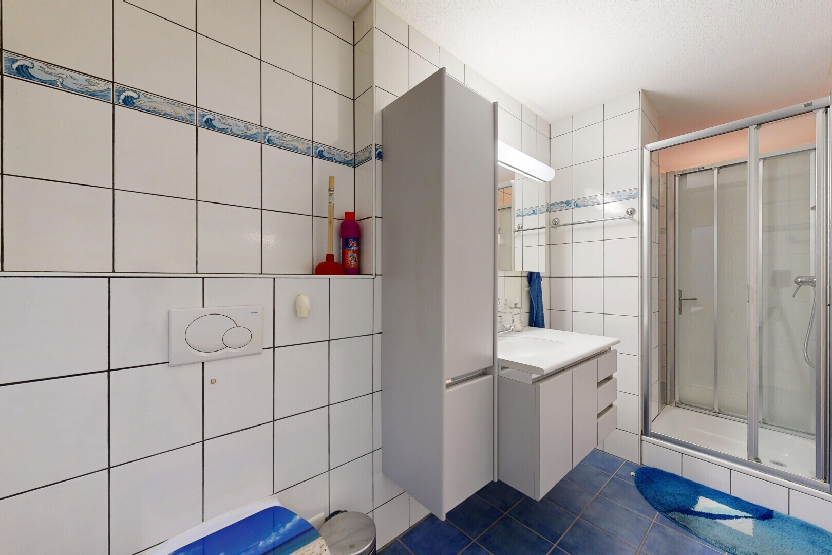 salle de bains avec mur en carrelage, tile wall, douche, salle de bain complète, et lavabo (ou coiffeuse selon le contexte)