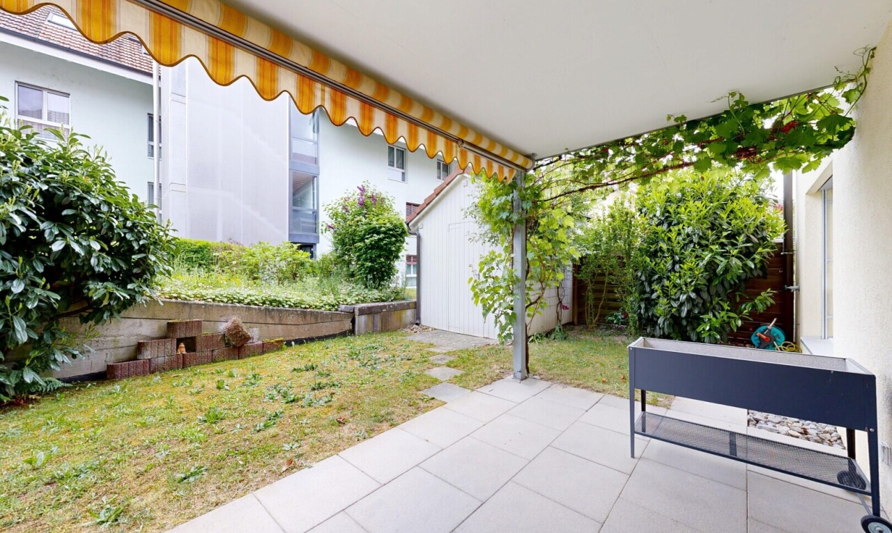 terrasse avec terrasse et auvent