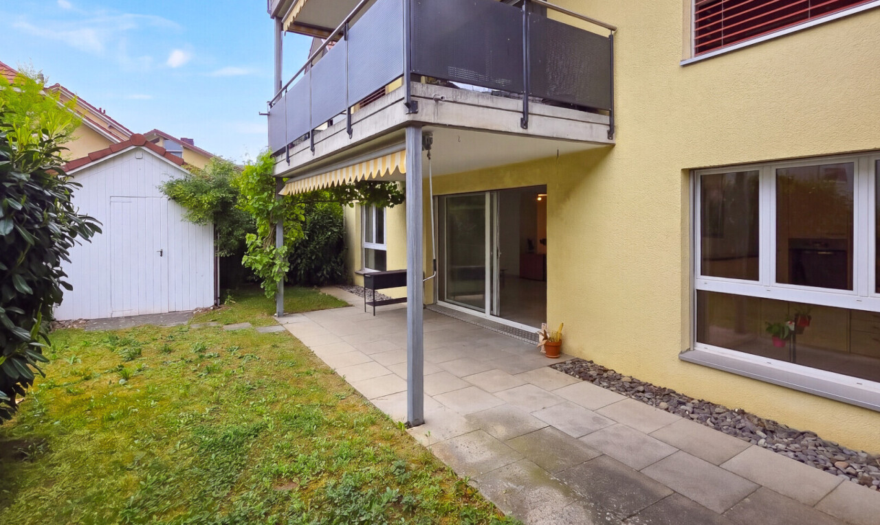 terrasse avec abri, structure extérieure, terrasse, day time, et balcon