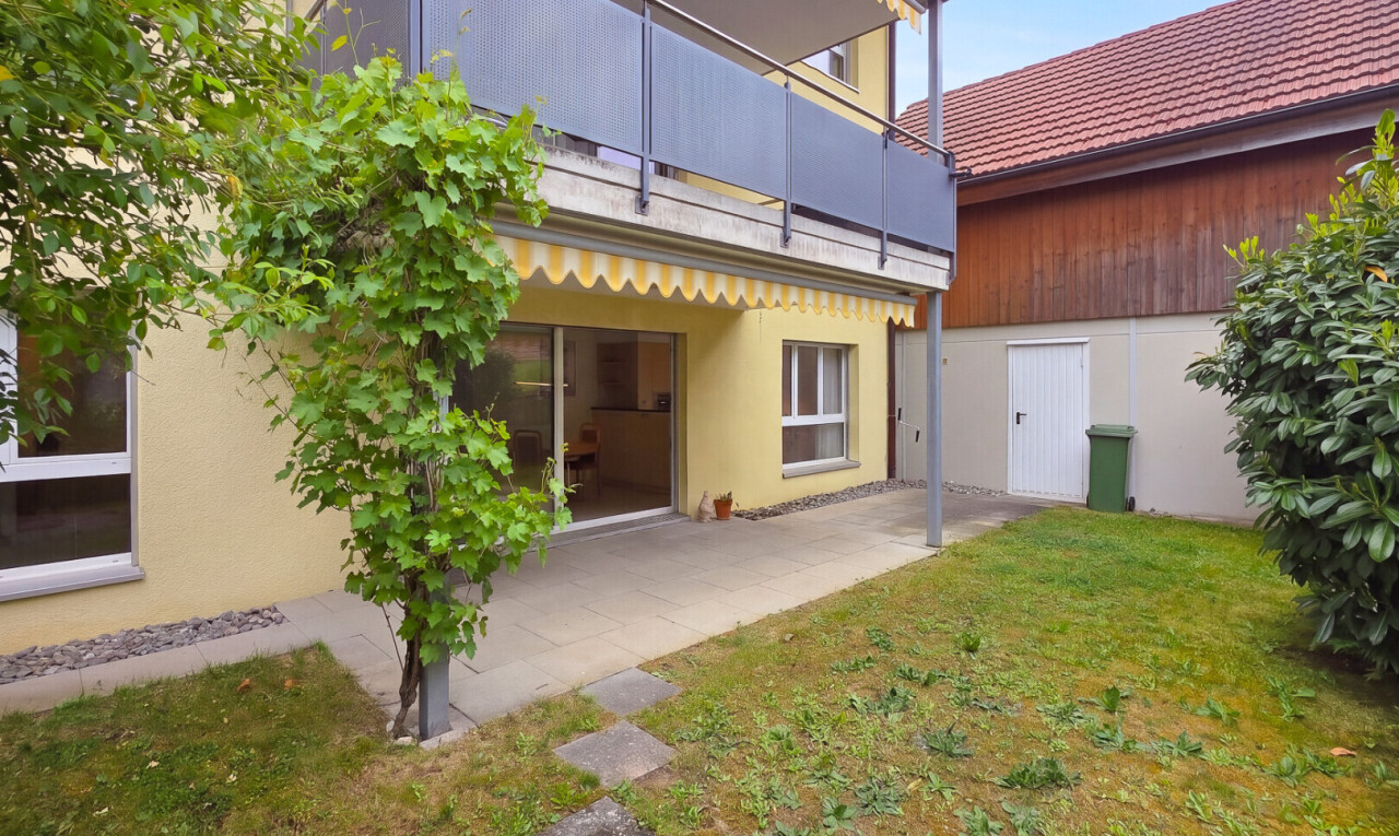 façade avec day time, property visible, balcon, auvent, et bardage en stuc