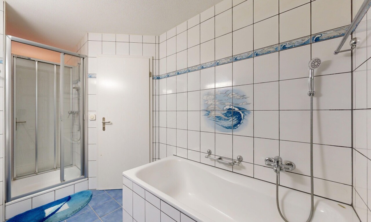 salle de bains avec douche, tile wall, mur en carrelage, salle de bain complète, et bain