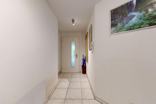 couloir avec light floor, inside property, sol en carrelage, tile floor, et plinthes murales
