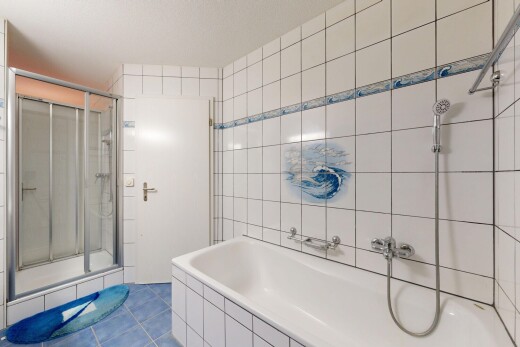 salle de bains avec douche, tile wall, mur en carrelage, salle de bain complète, et bain