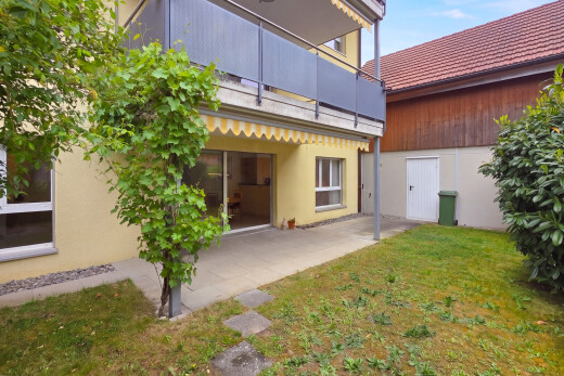 außenansicht mit day time, property visible, balkon, markise, und stuckverkleidung