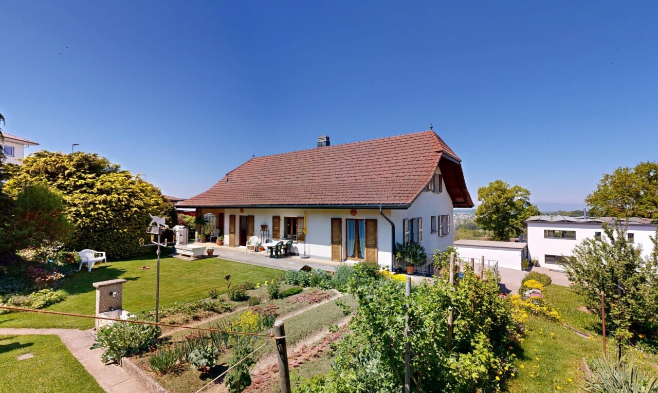 outdoor house featuring a lawn