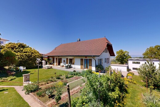 façade avec pelouse, property visible, et day time