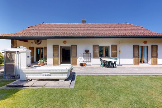 façade avec property visible, day time, pelouse, bardage en stuc, et terrasse