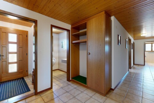 couloir avec natural light, lumière naturelle, inside property, wood ceiling, et plafond en bois