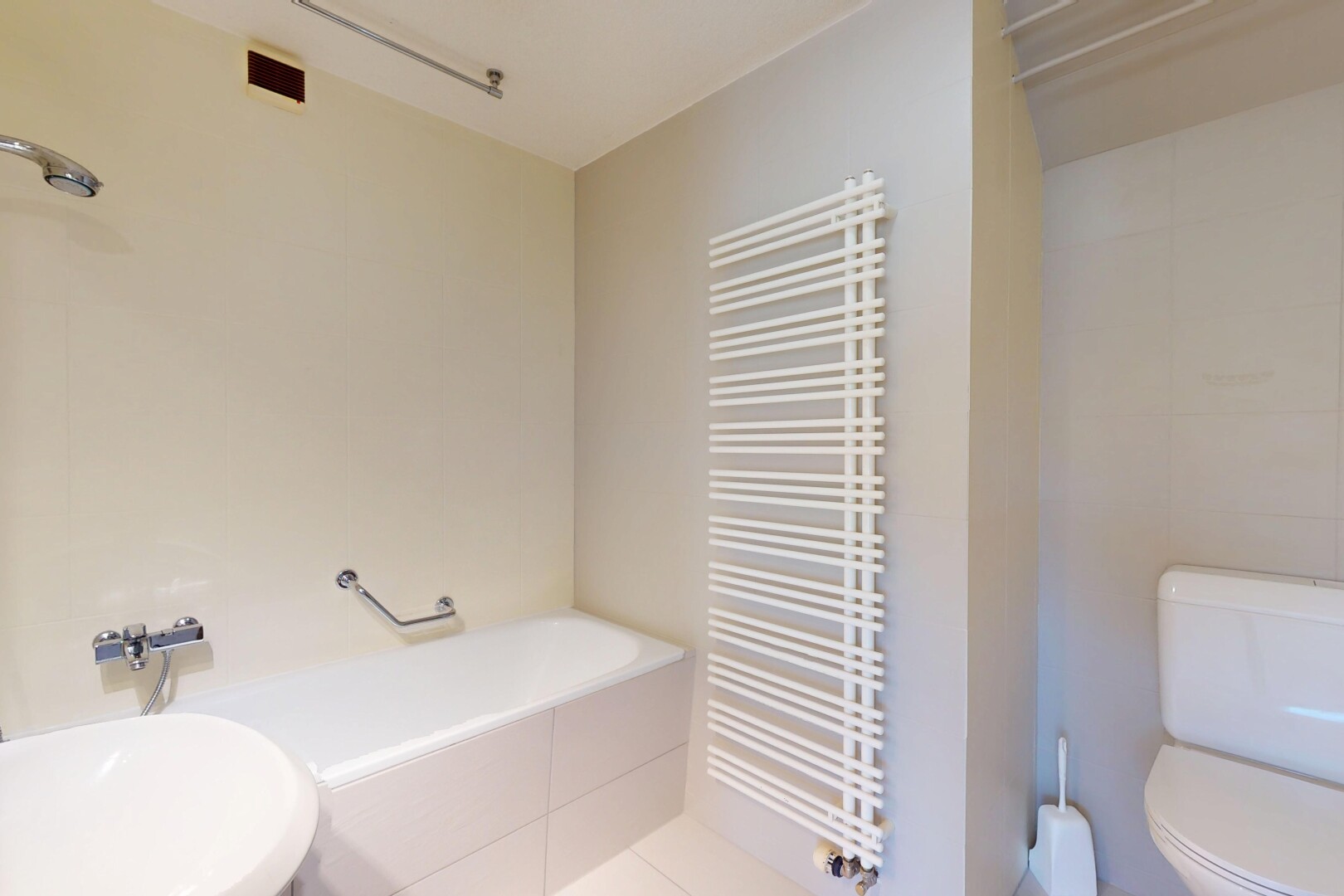 bad mit toilette, bad, komplettes badezimmer, und lüftungsgitter