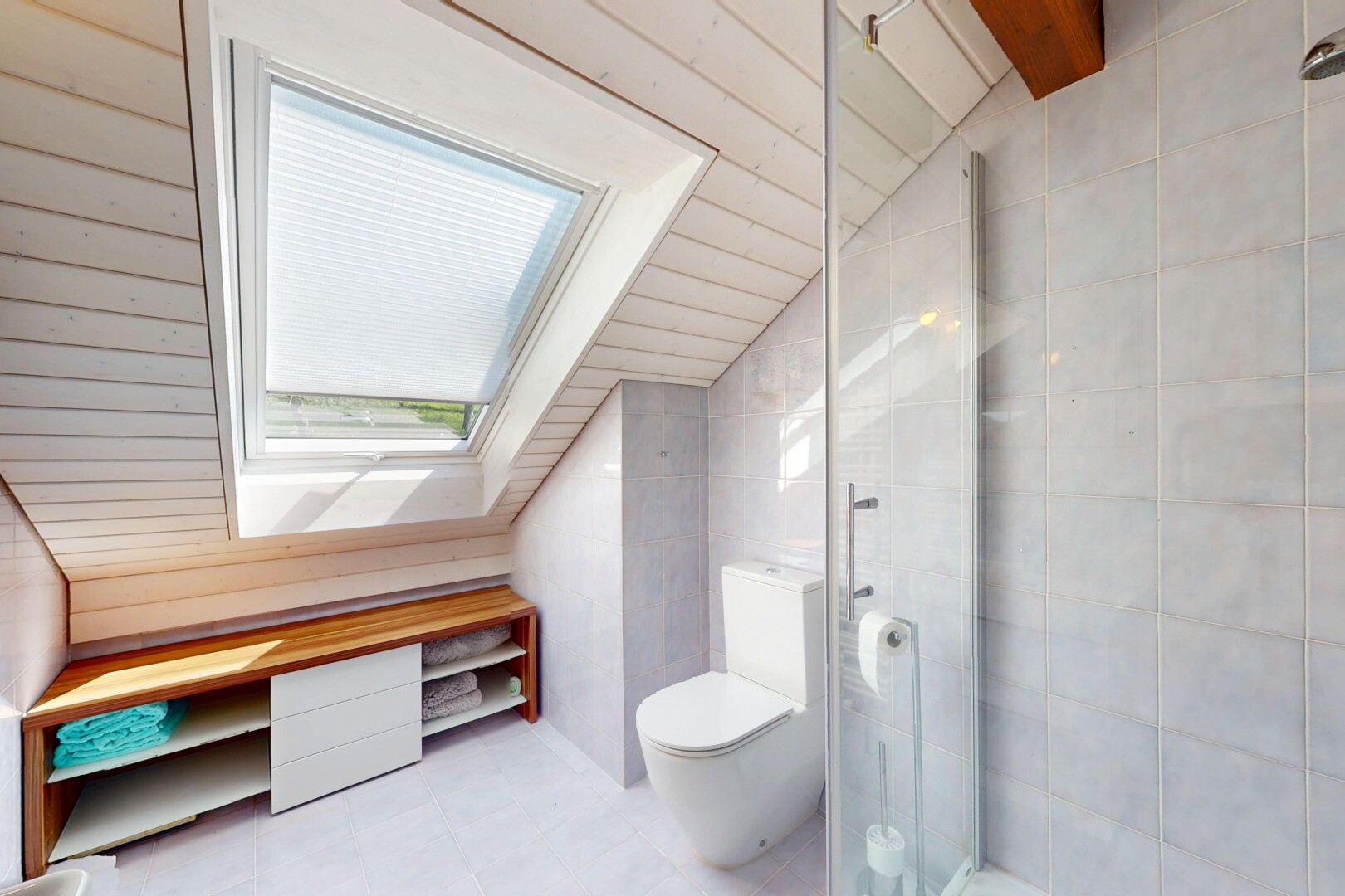 bad mit dachschräge, toilette, dusche, und fliesenwand