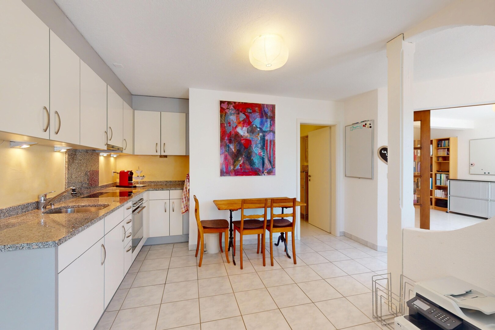 küche mit ofen, gipskartonwand, weiße schränke, und waschbecken