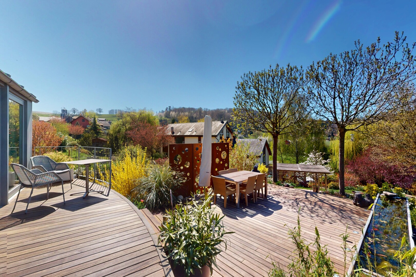 terrasse mit essbereich im freien und deck