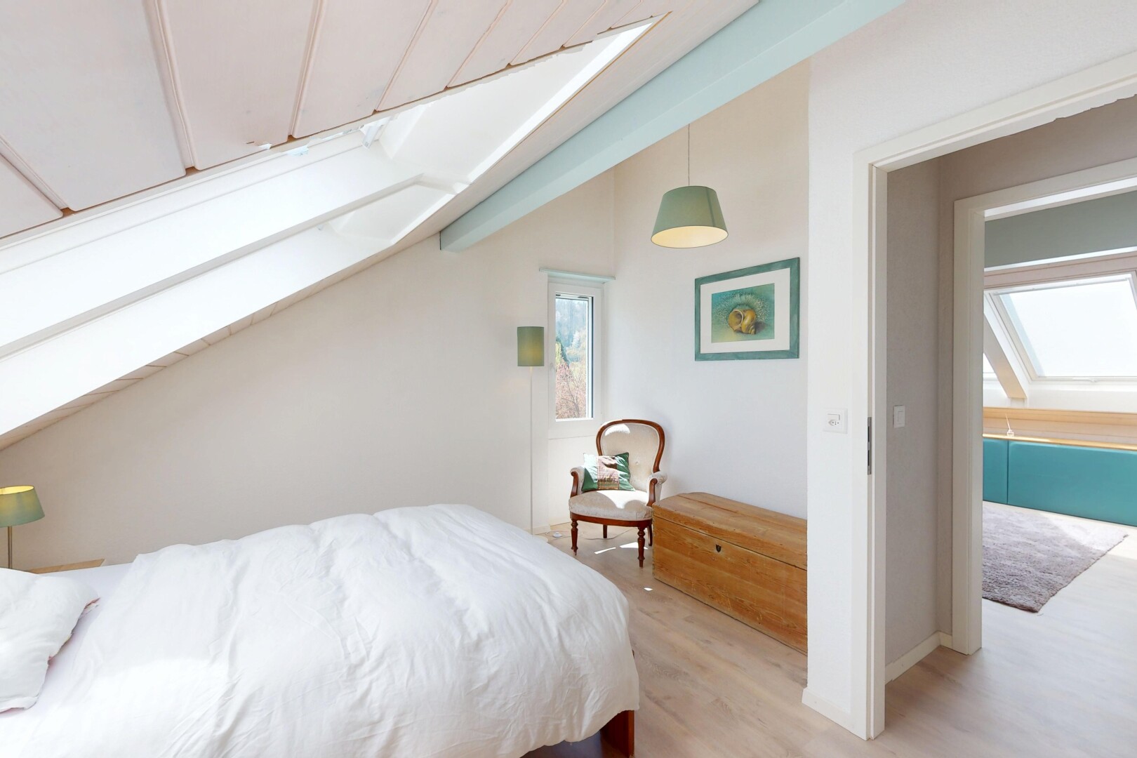 zimmer / schlafzimmer mit holzfußboden, gipskartonwand, dachschräge, und natürliches licht