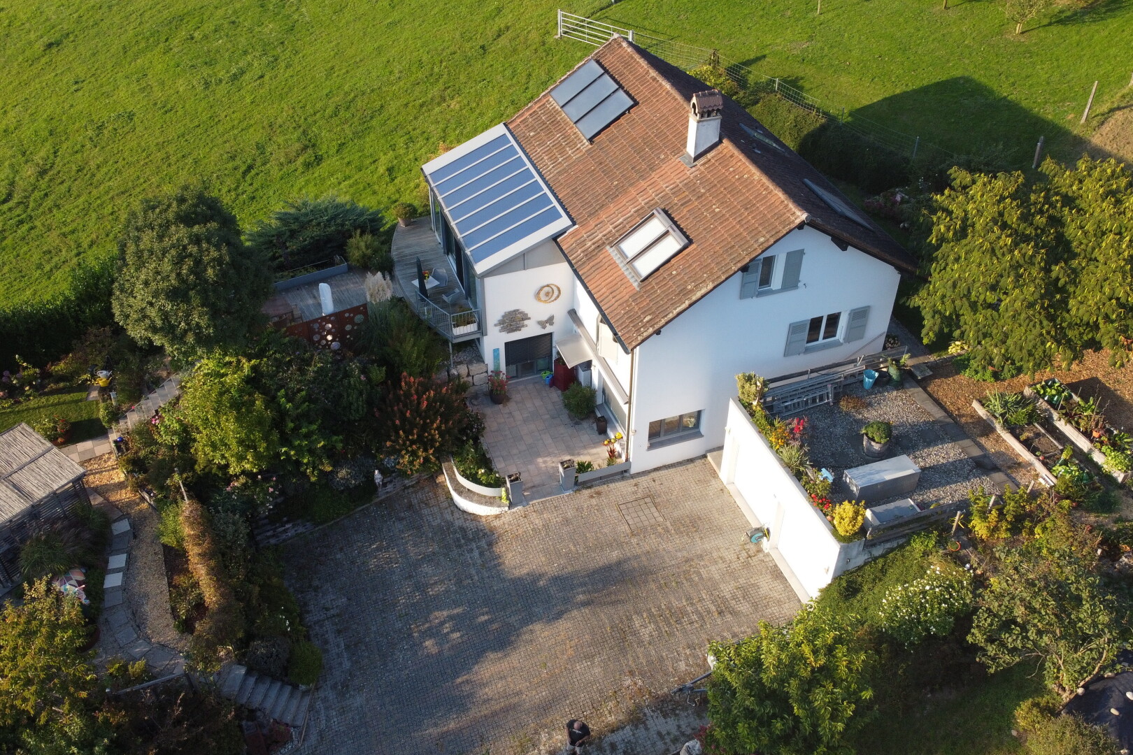 außenansicht mit parkplatz und solaranlage