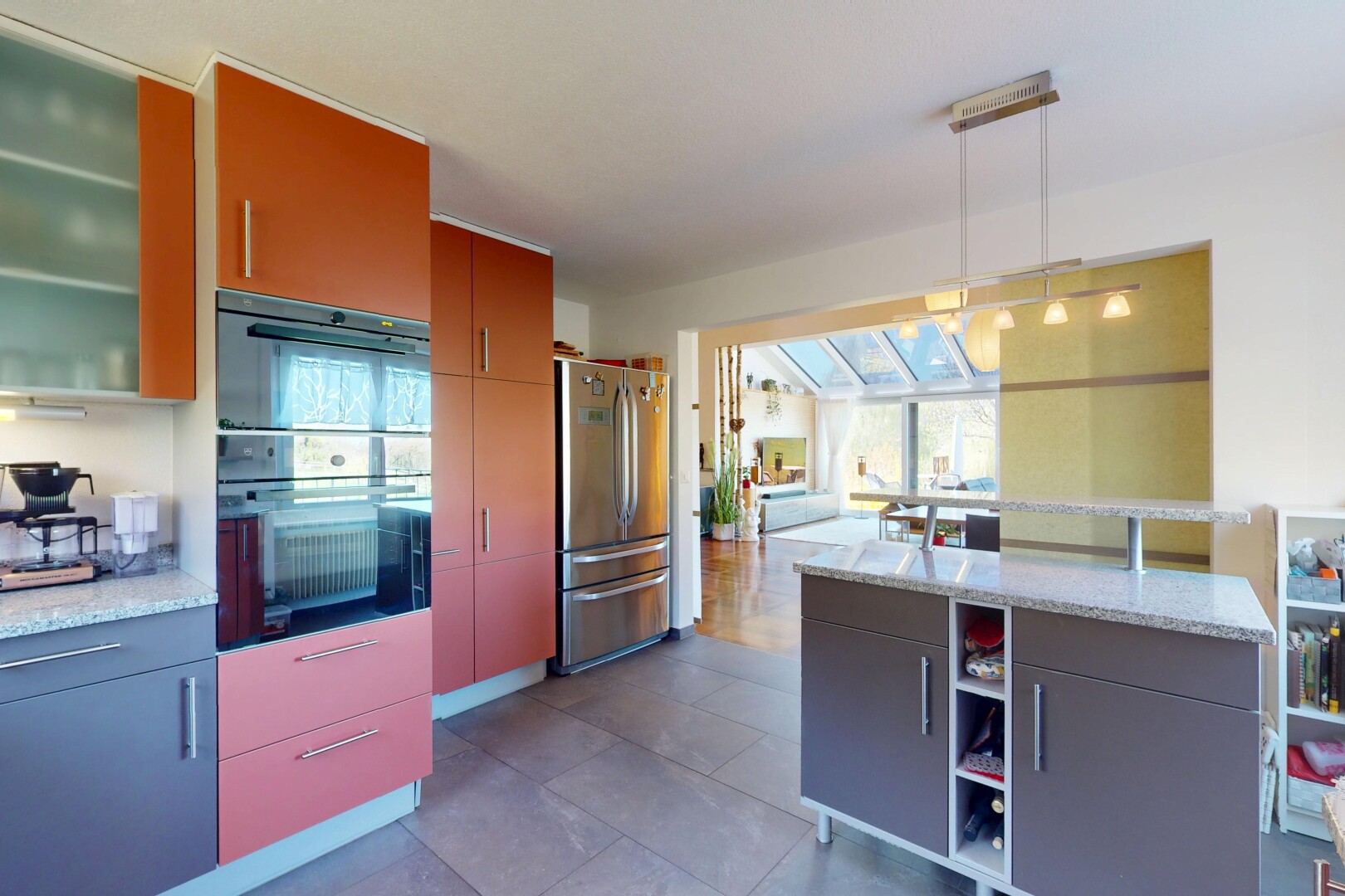 küche mit gipskartonwand, kühlschrank, doppel backofen, und natürliches licht