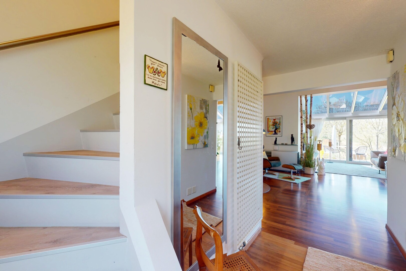 treppe mit holzfußboden, natürliches licht, und gipskartonwand