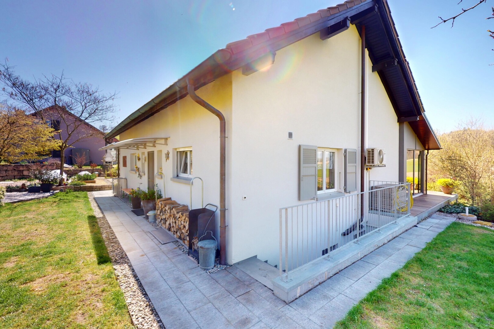 außenansicht mit rasen, stuckverkleidung, und veranda