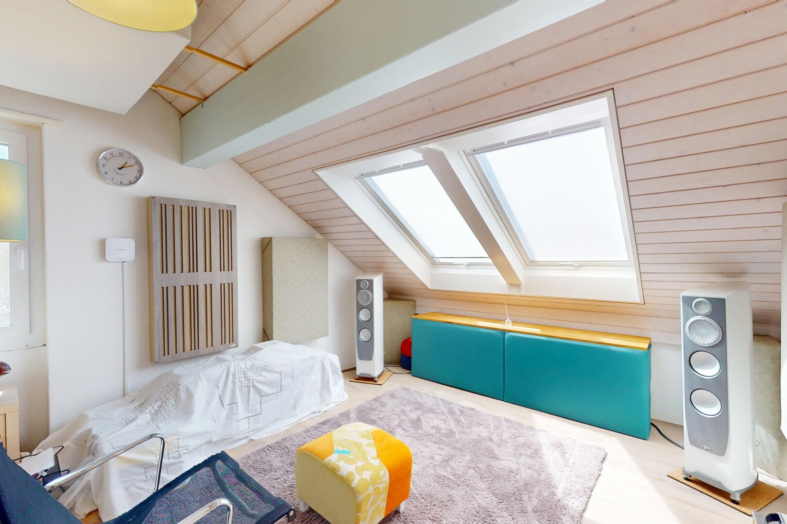 wohnzimmer mit gipskartonwand, zusätzliches zimmer, dachschräge, dachfenster, und balkendecke