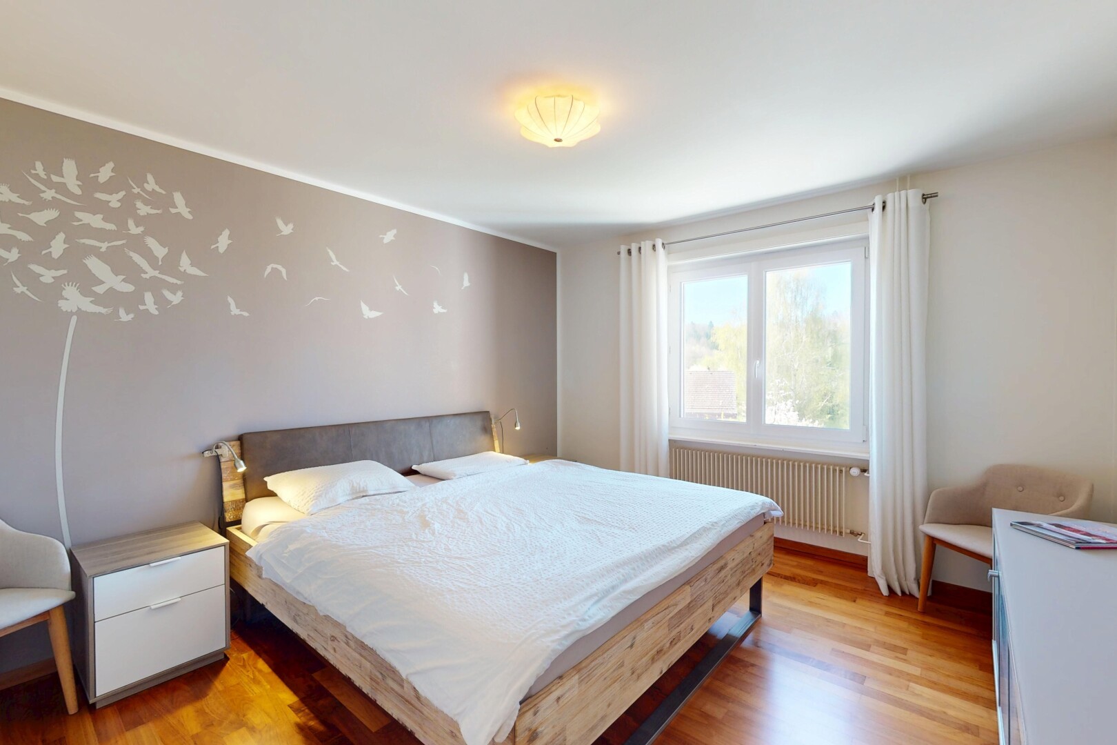 zimmer / schlafzimmer mit holzfußboden, kühler, gipskartonwand, und natürliches licht
