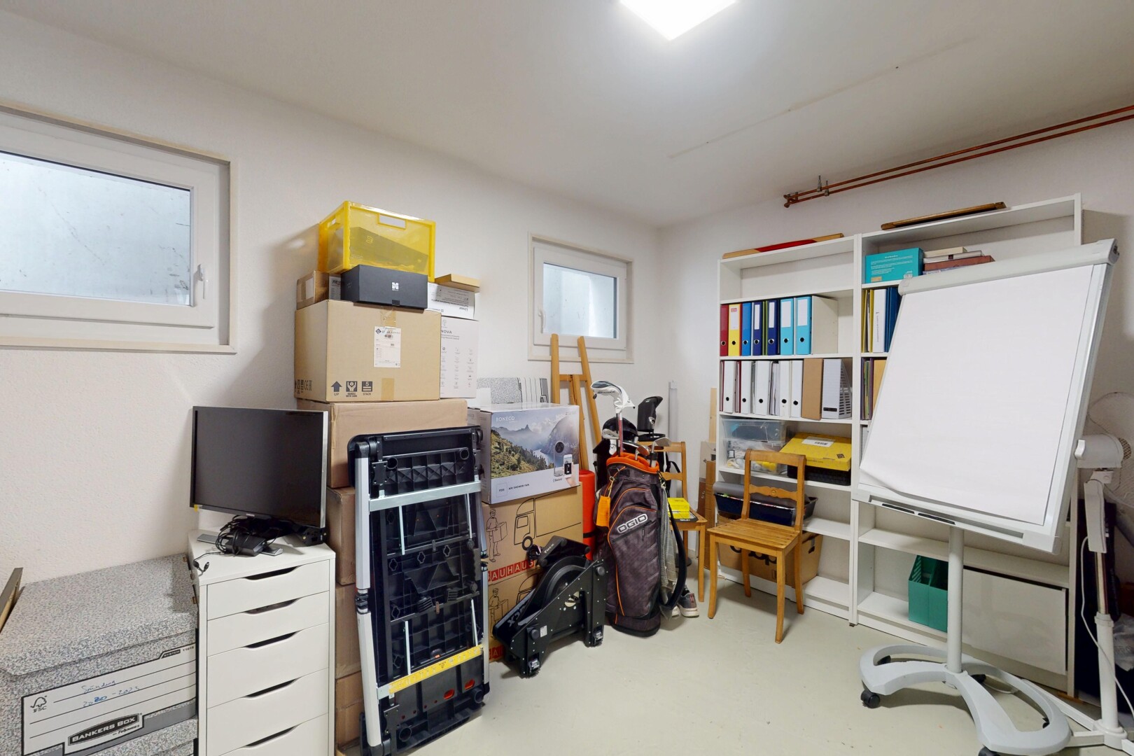 büro mit fernseher, gipskartonwand, und natürliches licht